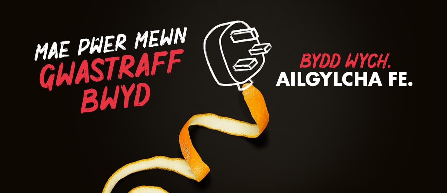 Llun sialc gwyn o blwg tri phin trydanol ar gefndir du gyda stribed o groen oren fel y cebl gyda'r testun "Bydd Wych Ailgylch" and "Be Mighty Recycle"